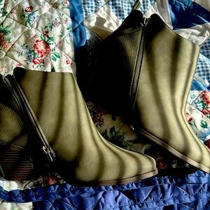 Dark gray booties with side zip